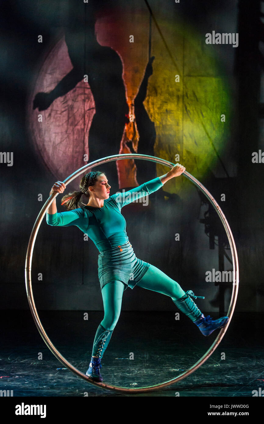 Londres, Royaume-Uni. 14 août, 2017. Un numéro de roue Cyr afficher par Sarah Lett - Cirkus Cirkör effectuer l'UK premiere de limites à Southbank Centre, Royal Festival Hall. Une compagnie de cirque contemporain scandinave qui combine l'énergie avec l'art acrobatique. L'exposition a été conçue par son fondateur et directeur artistique Tilde Björfors dans le cadre de sa trilogie explorant la migration. Londres, 14 août 2017. Crédit : Guy Bell/Alamy Live News Banque D'Images