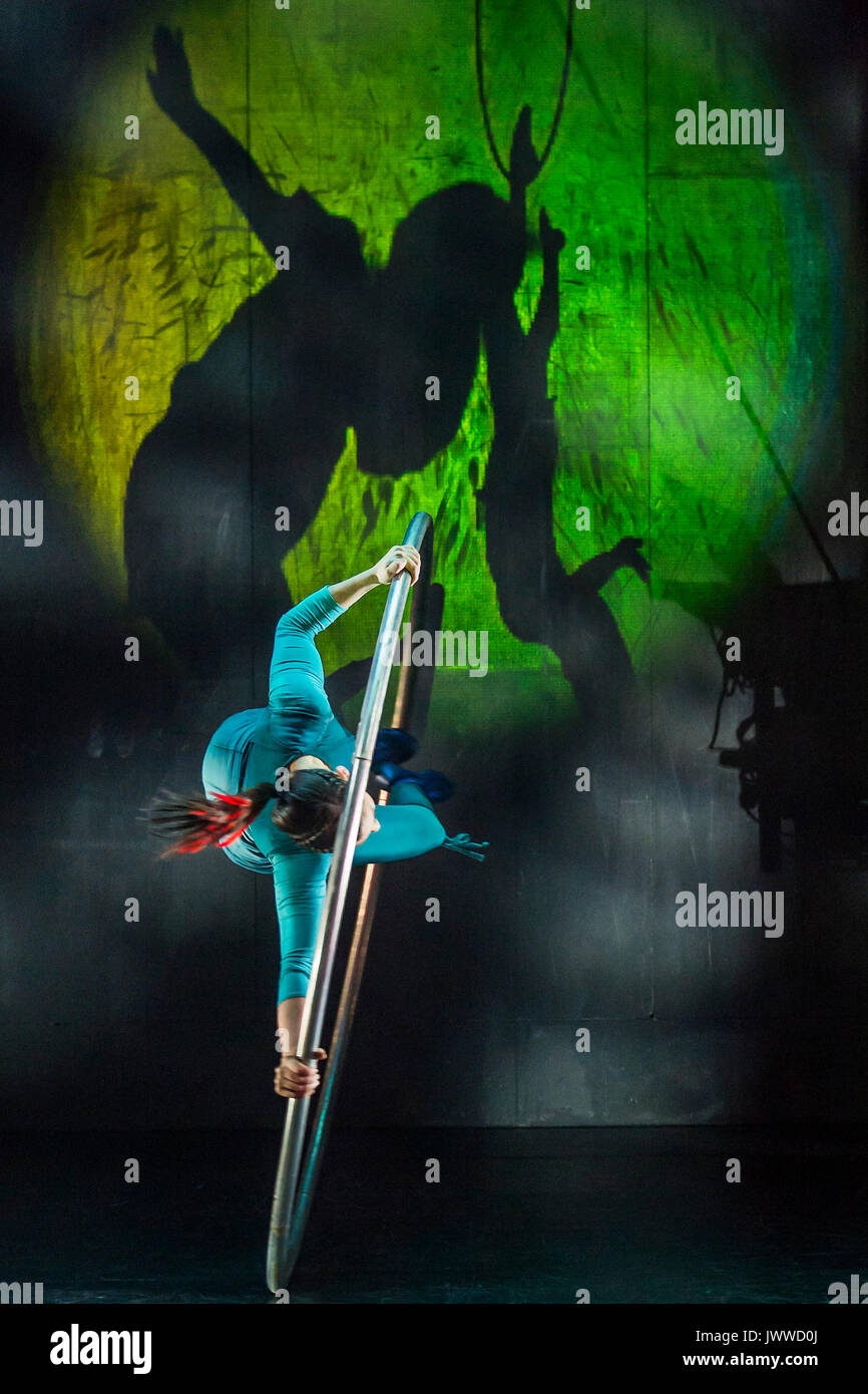 Londres, Royaume-Uni. 14 août, 2017. Un numéro de roue Cyr afficher par Sarah Lett - Cirkus Cirkör effectuer l'UK premiere de limites à Southbank Centre, Royal Festival Hall. Une compagnie de cirque contemporain scandinave qui combine l'énergie avec l'art acrobatique. L'exposition a été conçue par son fondateur et directeur artistique Tilde Björfors dans le cadre de sa trilogie explorant la migration. Londres, 14 août 2017. Crédit : Guy Bell/Alamy Live News Banque D'Images