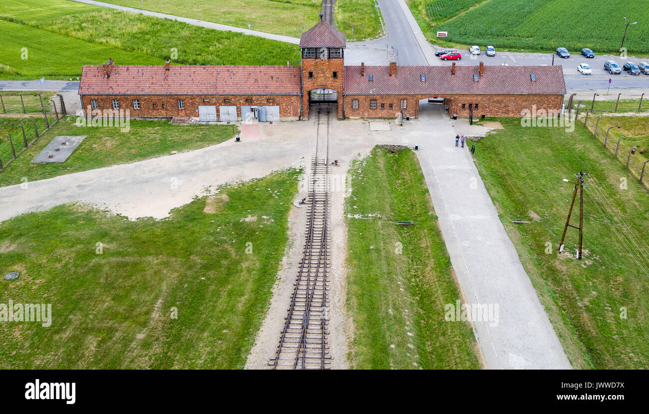 La porte de l\'ancien camp de concentration Auschwitz-Birkenau peut ... La porte de l\'ancien camp de concentration Auschwitz-Birkenau peut ...