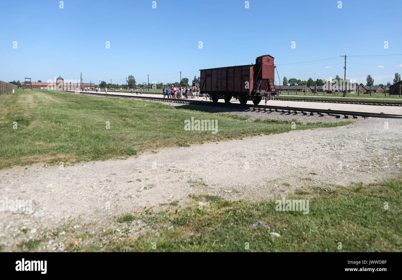 Les visiteurs sont devant un wagon de marchandises sur l'infâme rampe à l'ancien camp de concentration d'Auschwitz-Birkenau à Oswiecim, Pologne, 21 juin 2017. La principale organisation paramilitaire de l'Allemagne nazie, SS (Schutzstaffel, allumé. L'Escadron 'Protection'), a couru le camp de la mort et de concentration entre 1940 et 1945. Les personnes expulsées ont été choisis en différents groupes sur la rampe entre les pistes juste après leur arrivée à Birkenau. Les personnes qui n'ont pas été en mesure de travailler (les personnes âgées, faibles, femmes, enfants) sont parfois envoyés à la chambre à gaz sans enregistrement. Environ 1,1 à 1,5 Banque D'Images