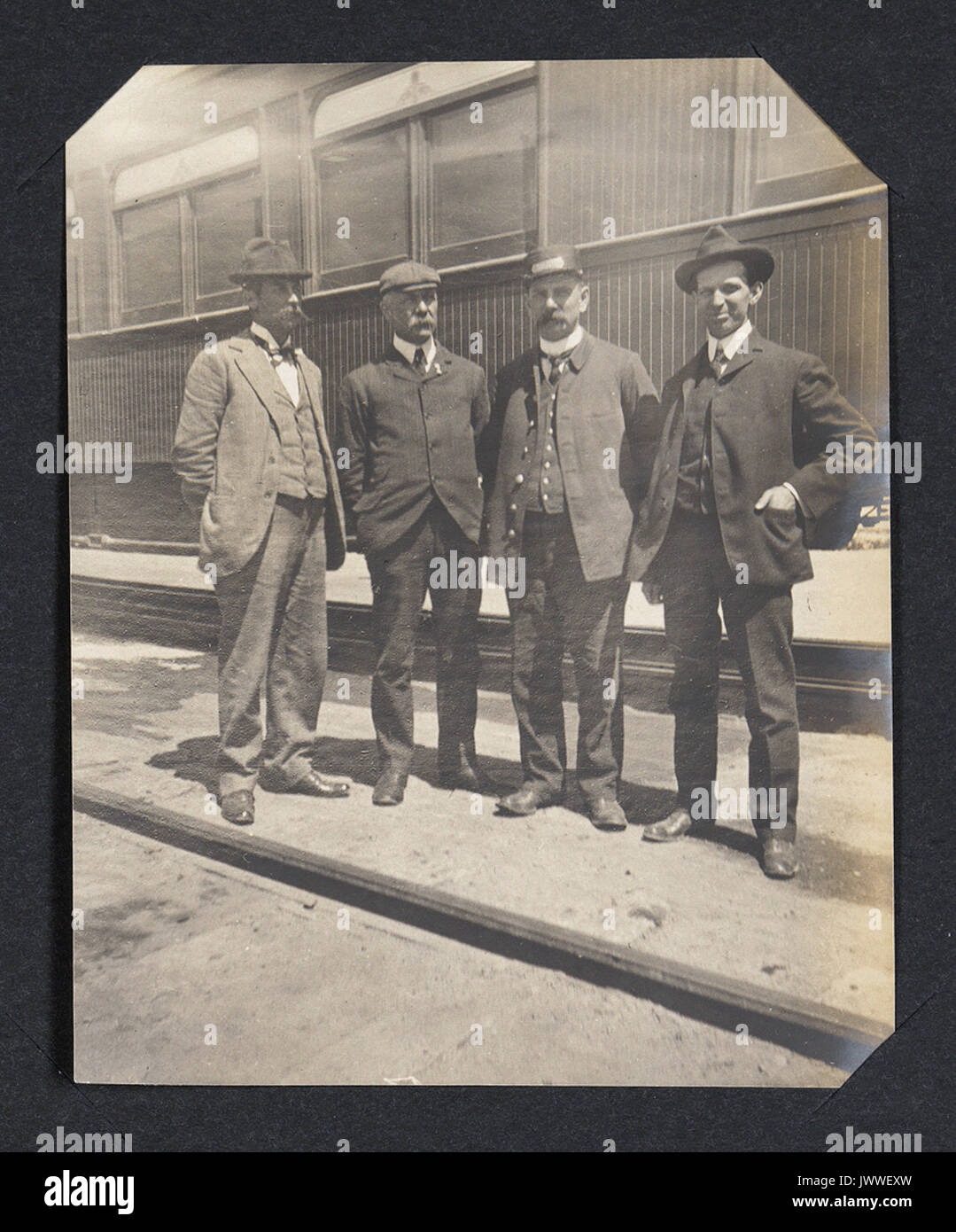 Orchestre avec trois hommes à l'extérieur de Voiture Pullman Banque D'Images