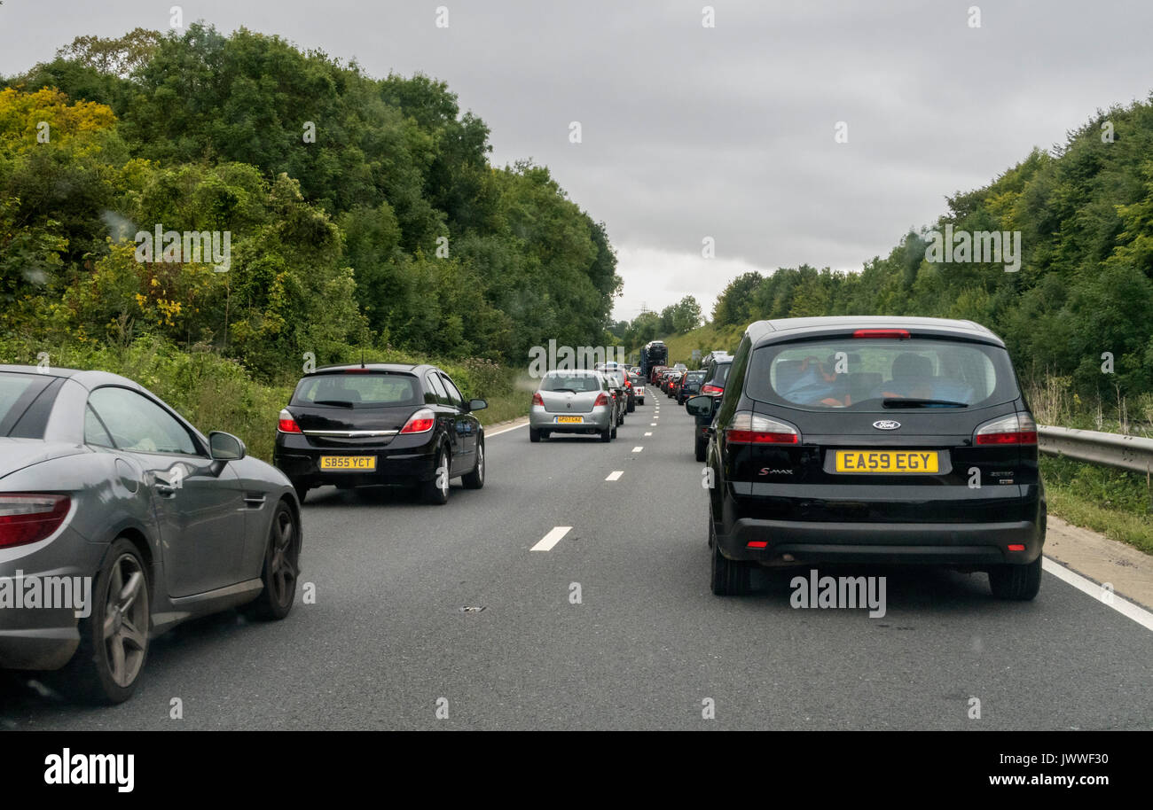 Le trafic d'attente lors d'un embouteillage sur la route nationale de l'A303 pour le sud-ouest de l'Angleterre. Banque D'Images