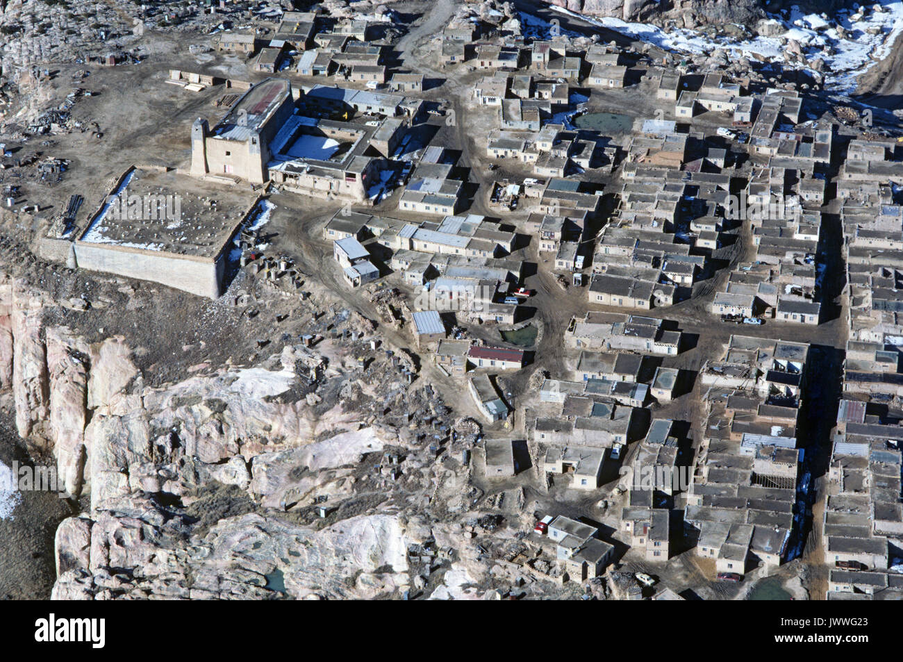 Une vue aérienne de l'Acoma Pueblo indien, continuellement habitée depuis environ 1150 A.D., et la Mission de San Estevan del Rey église construite en 1629, les deux Banque D'Images