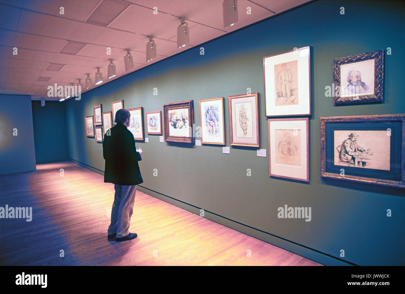 Un visiteur examine les dessins et aquarelles dans une galerie dans le Philadelphia Museum of Art, à Philadelphie, Pennsylvanie Banque D'Images