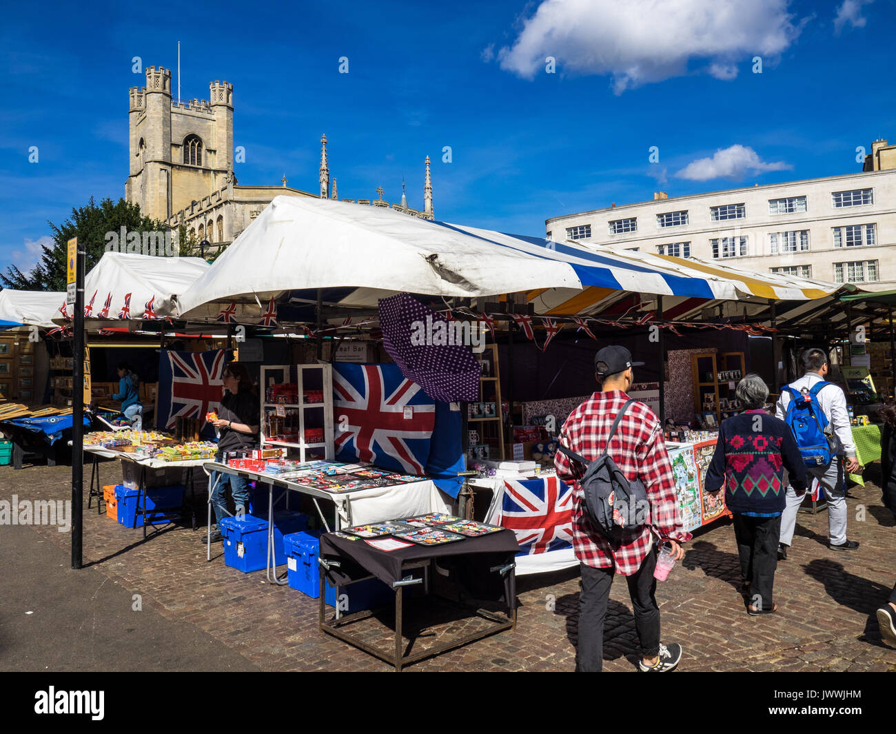 Marché de Cambridge - souvenirs et cadeaux en vente au marché de Cambridge dans le centre de Cambridge, au Royaume-Uni. Grand St Marys church dans l'arrière-plan. Banque D'Images
