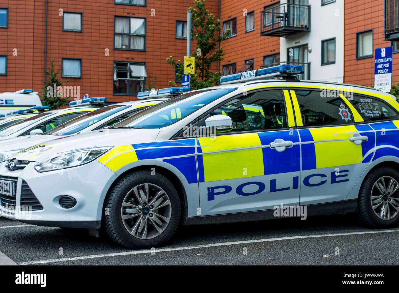 Voitures de police britannique stationné en face d'un immeuble d'appartements moderne Banque D'Images