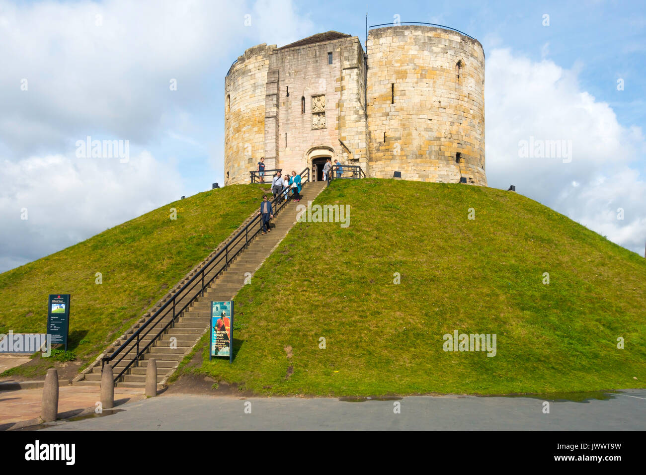 Les touristes se rendant sur le 13e siècle la tour de Clifford, la plus grande partie du château de New York Banque D'Images