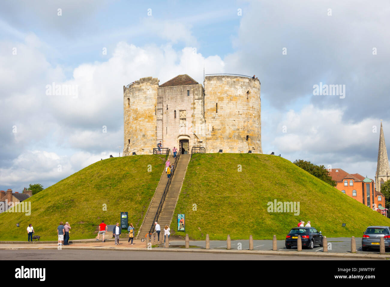 Les touristes se rendant sur le 13e siècle la tour de Clifford, la plus grande partie du château de New York Banque D'Images
