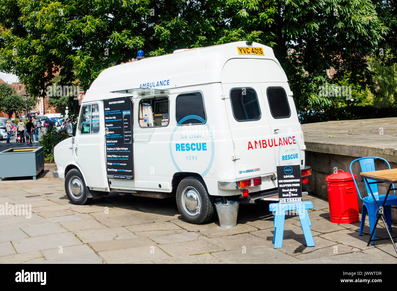Un ancien Unknown converti en ambulance une glace van en place du Château York Banque D'Images