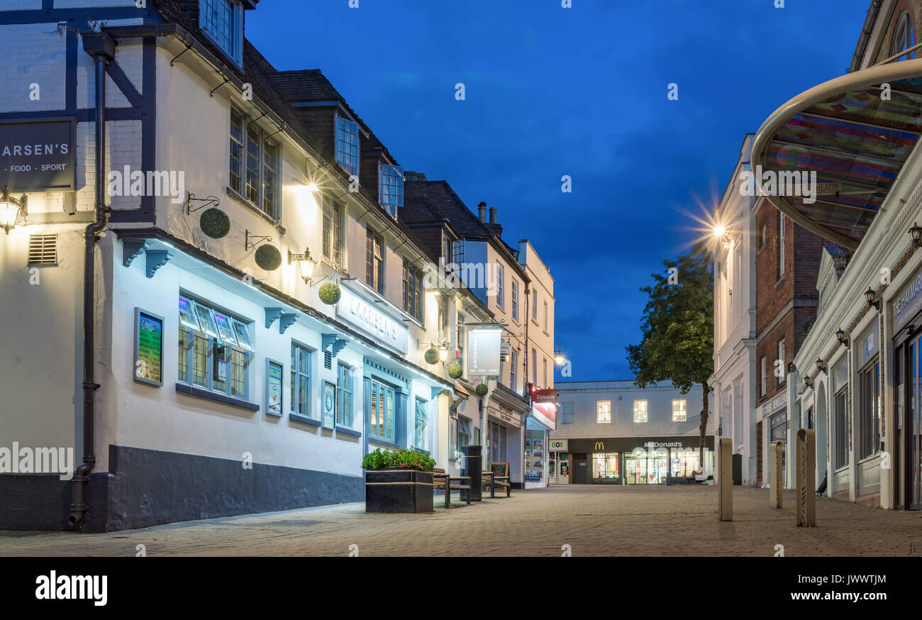 Le centre-ville de Basingstoke au début de la nuit tombante Banque D'Images