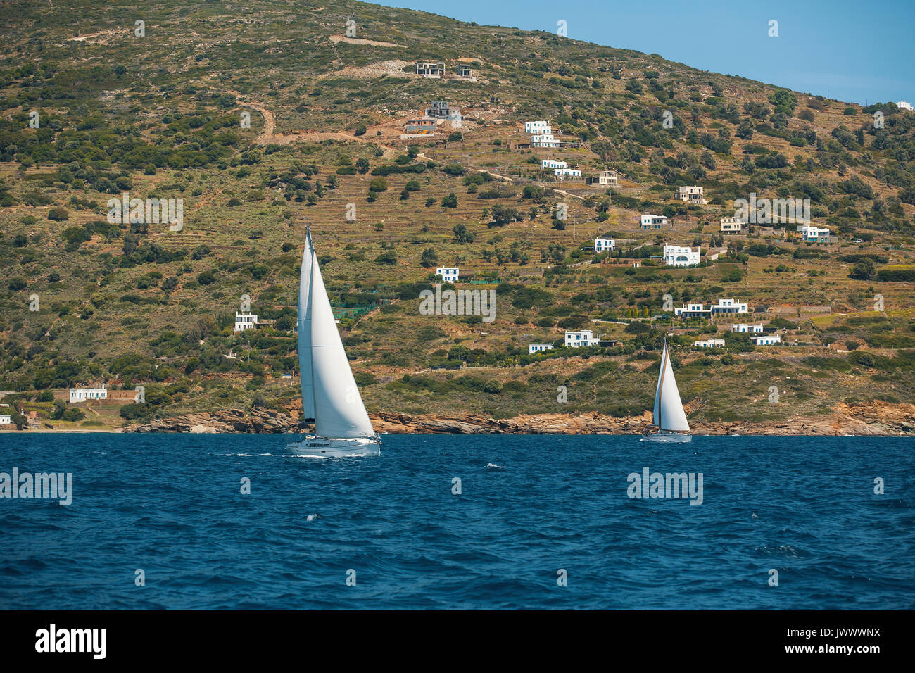 Bateau à voile yachts avec voiles blanches dans la mer ouverte. Bateaux de luxe. Banque D'Images