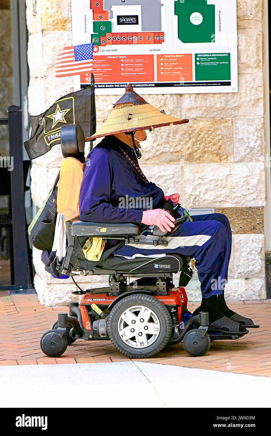 Vétéran de l'armée de désactivé son fauteuil roulant motorisé au centre-ville de Sarasota en Floride, USA Banque D'Images
