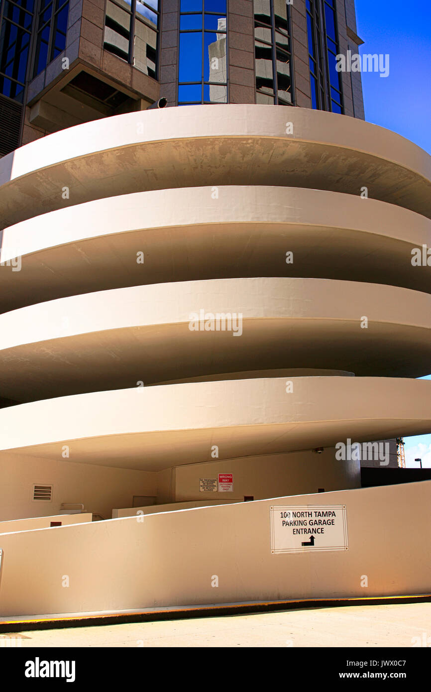 Garage de stationnement dans l'entrée en spirale au centre-ville de Tampa en Floride, USA Banque D'Images