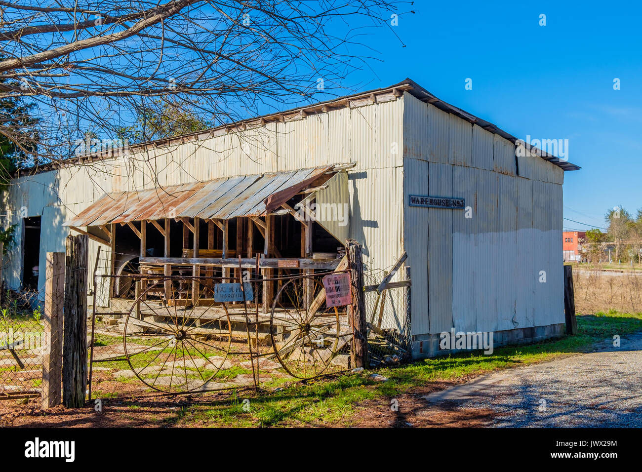 Vieux métal bâtiment servant d'entrepôt pour matériel Perry dans hurtsboro Alabama, Etats-Unis. Banque D'Images