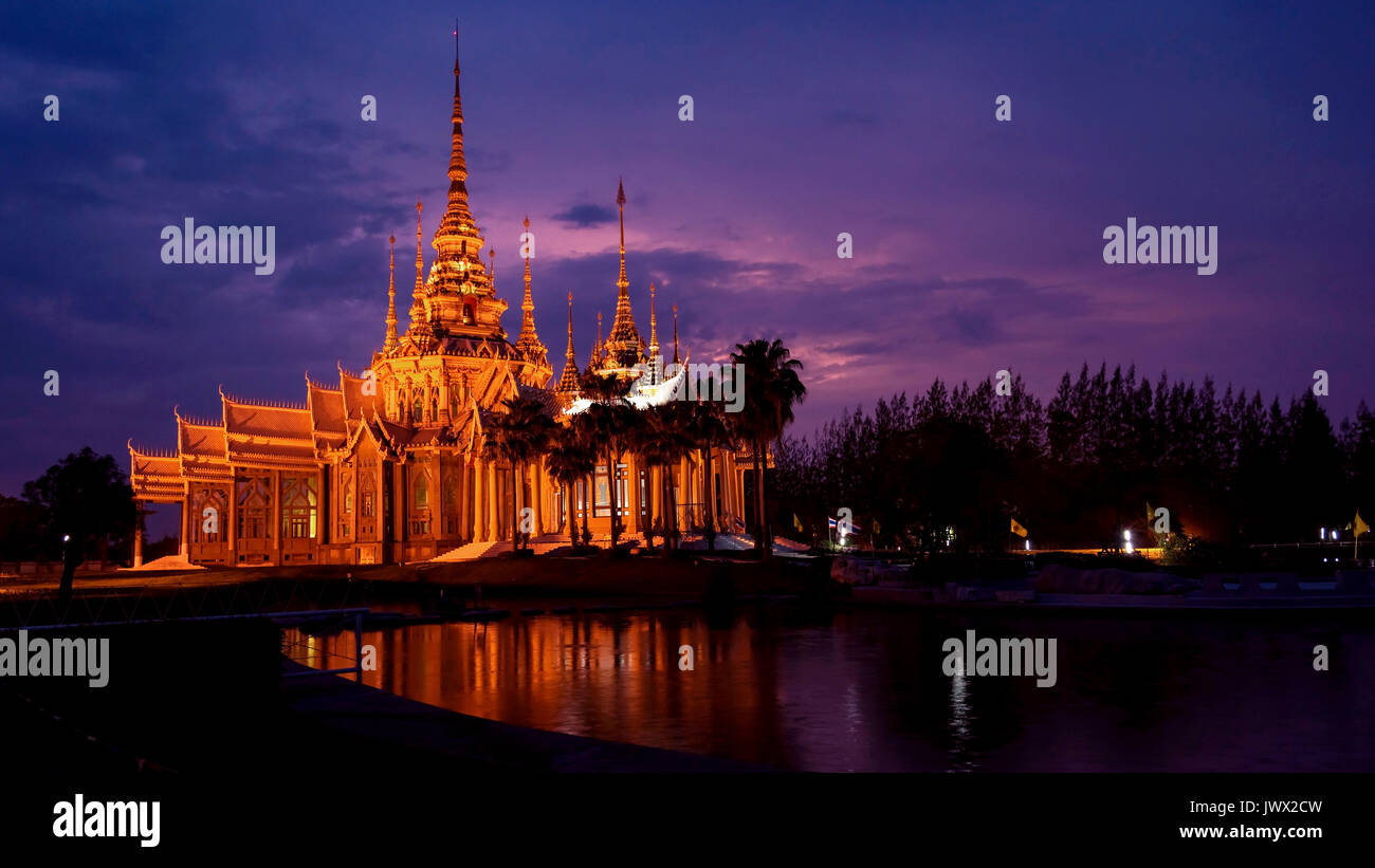 Wat Sorapong près de l'étang au crépuscule ou à Nakhon Ratchasima, Thaïlande Korat Banque D'Images