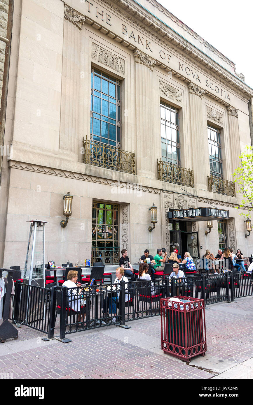 La Banque mondiale et Baron Bar and Grill à l'ancien bâtiment de la Banque de Nouvelle-Écosse 8 Avenue SW Calgary, Alberta Canada en Banque D'Images La Banque mondiale et Baron Bar and Grill à l'ancien bâtiment de la Banque de Nouvelle-Écosse 8 Avenue SW Calgary, Alberta Canada en Banque D'Images