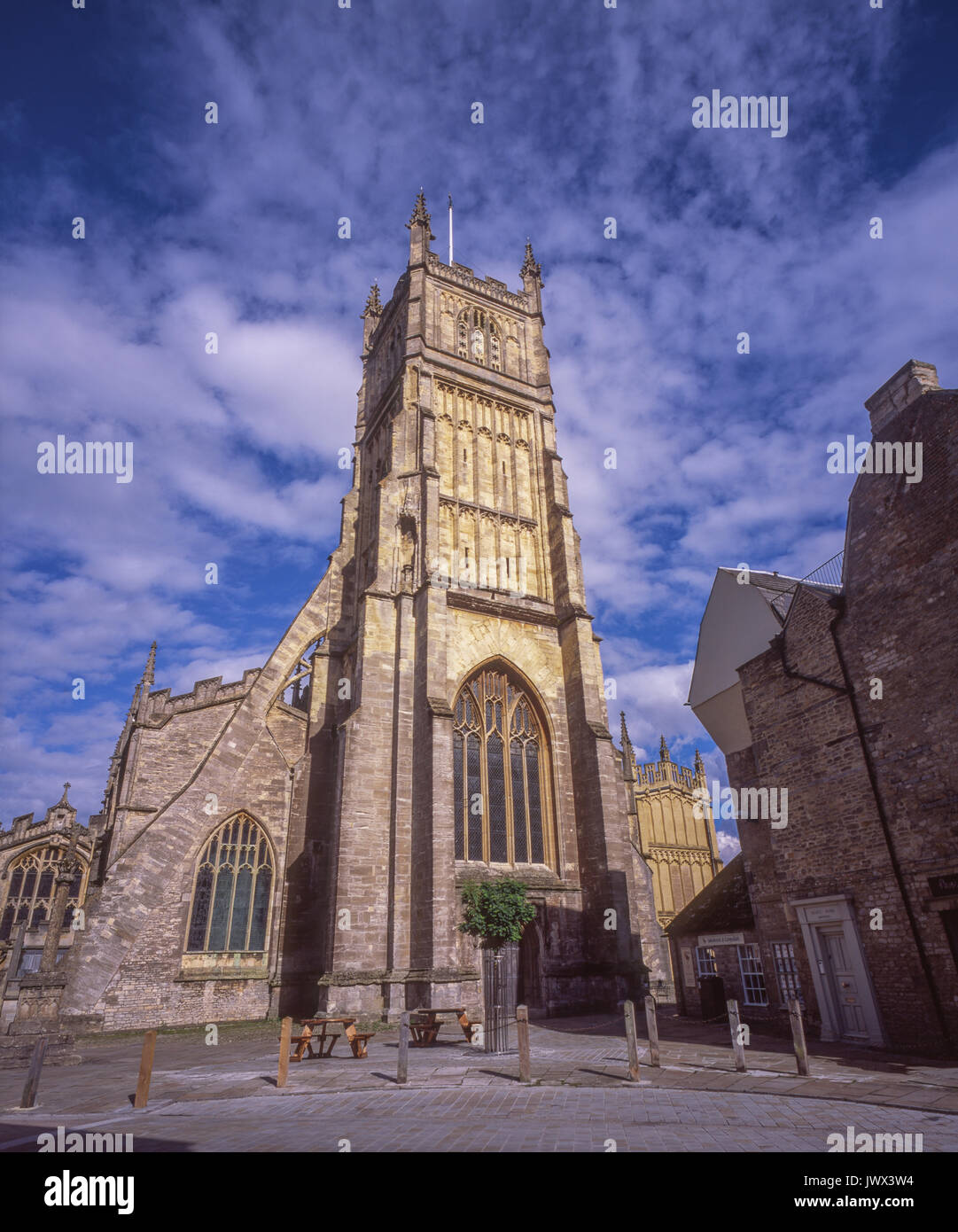 L'église de St Jean Baptiste extérieur, Cirencester. L'extérieur de l'église historique d'ensoleillement contre ciel bleu vif, Cotswolds, Gloucestershire, Angleterre, Royaume-Uni. Banque D'Images