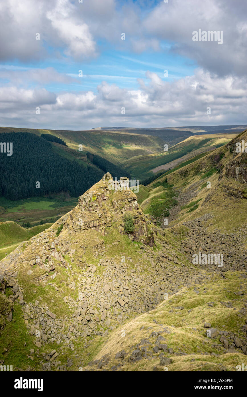 Châteaux d'Alport, une caractéristique naturelle spectaculaire dans la vallée d'Alport, Peak District, Derbyshire, Angleterre. Fait rocher connu sous le nom de la tour. Banque D'Images