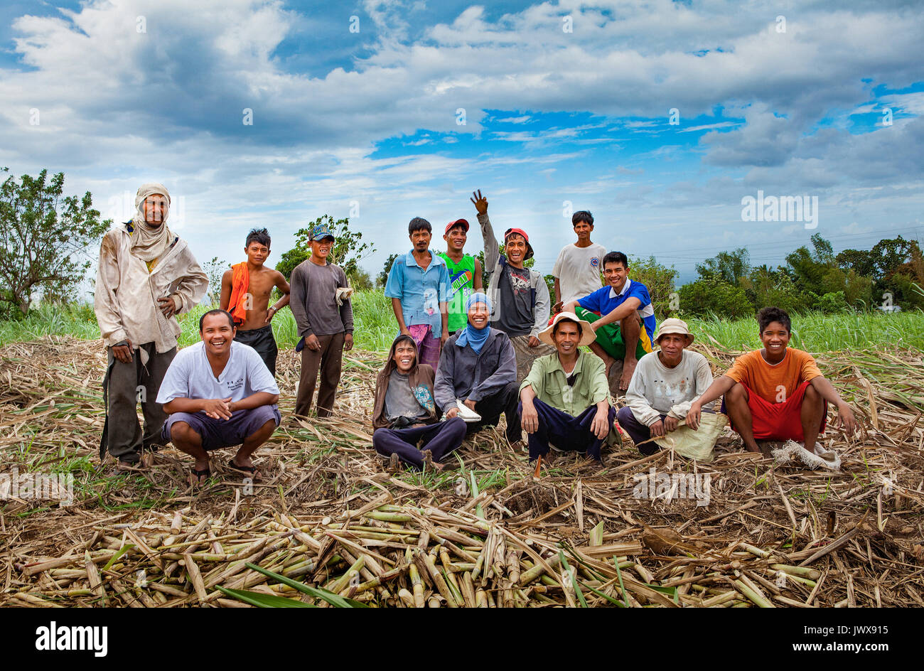 Portrait de groupe de certains des hommes qui vous apportent du sucre blanc et brun. Ma'ao, plantation, l'île de Negros Occidental aux Philippines. Banque D'Images