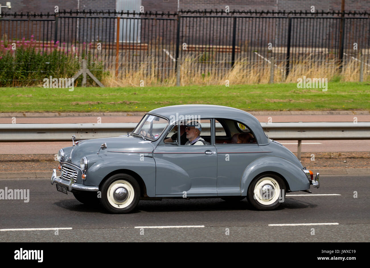 Une famille bénéficiant d'une journée au volant de leur voiture vintage Morris 1000 Kingsway le long de la route à l'ouest de Dundee, Royaume-Uni Banque D'Images