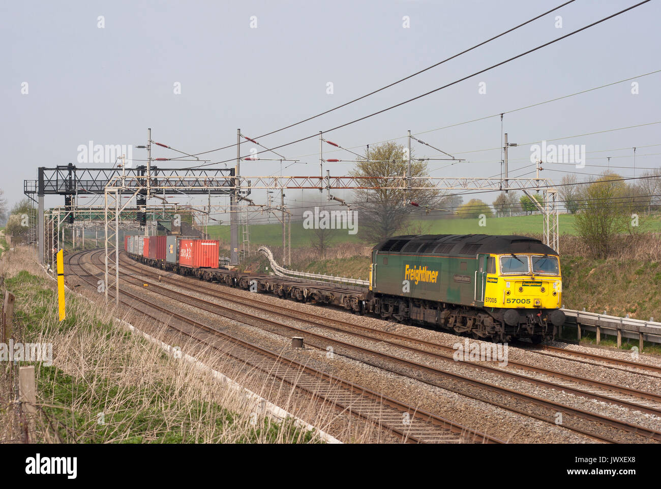 Un certain nombre de locomotives diesel de la classe 57 '57005' un travail d'excellence Freightliner Freightliner à Dudswell sur la West Coast Main Line. Banque D'Images