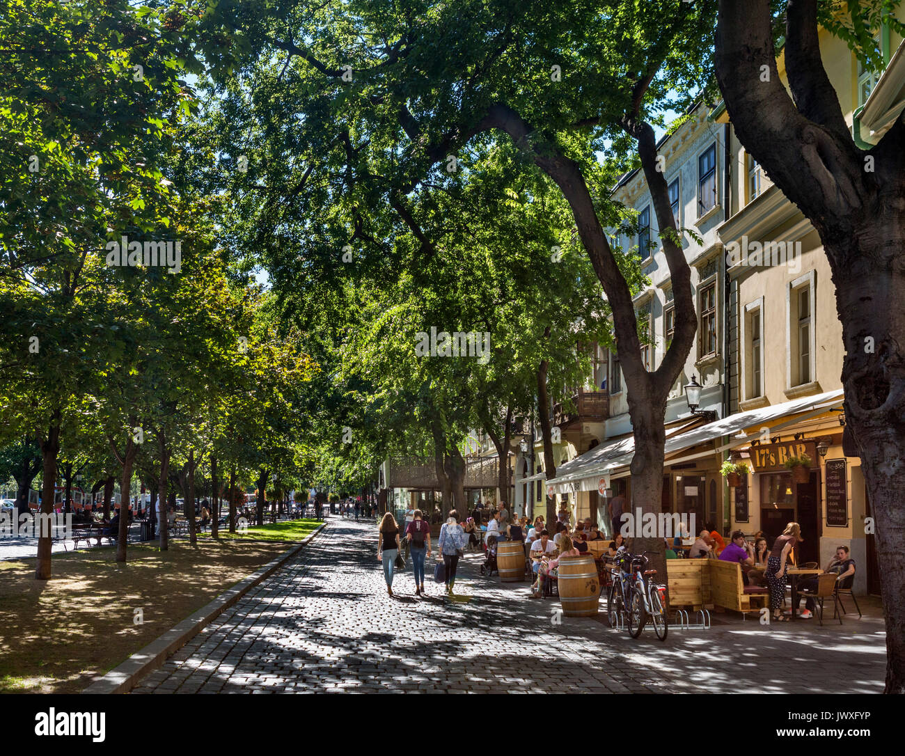 Bars et cafés sur Hviezdoslavovo námestie (place Hviezdoslav), Bratislava, Slovaquie Banque D'Images