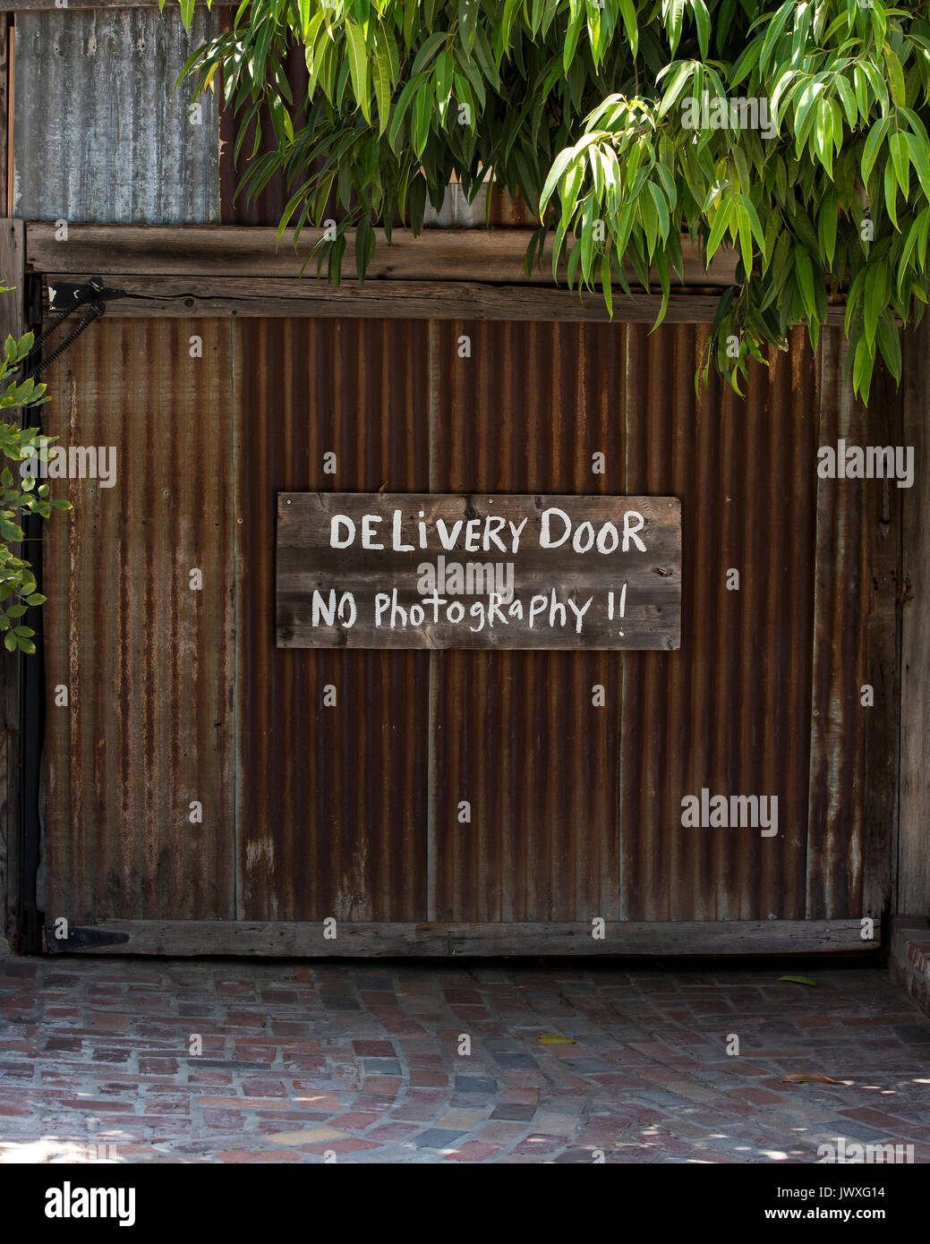 Une image ironique de métal ondulé une porte avec un signe avec l'antipathique mots 'Photographie' Aucun, à San Juan Capistrano, en Californie. Banque D'Images