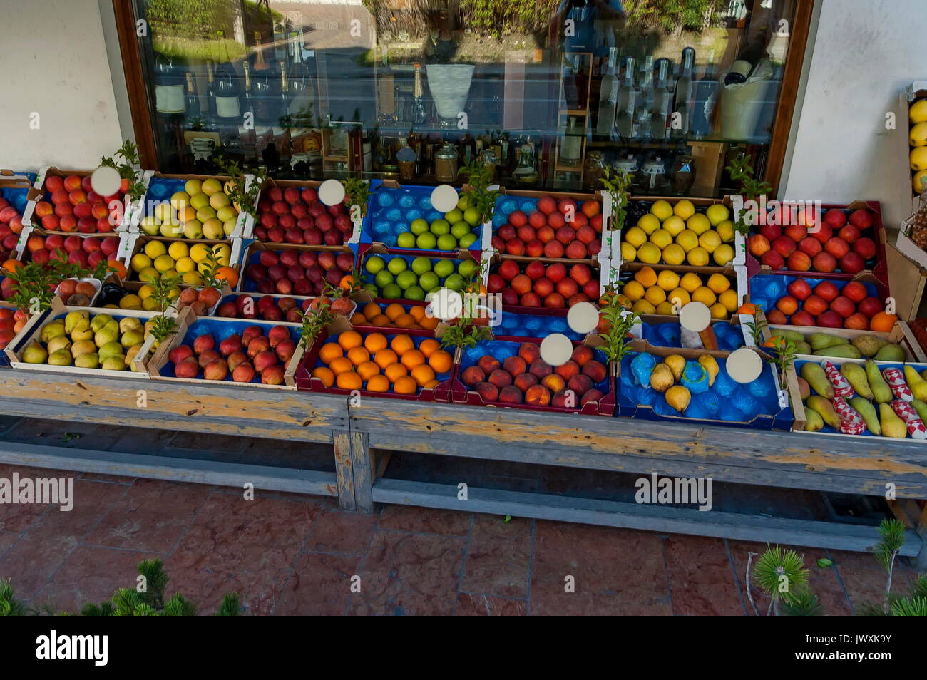 Boutique avec des fruits dans la rue, de la confiture et des boissons alcoolisées à l'intérieur, Cortina D'Ampezzo, Dolomites, Alpes, Vénétie, Italie, Europe Banque D'Images