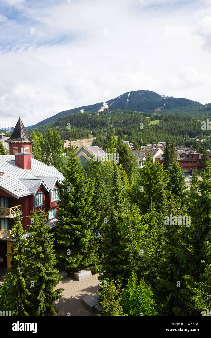 La belle vue sur forêt de pins avec Whistler Mountain du centre-ville de Whistler British Columbia Canada Banque D'Images