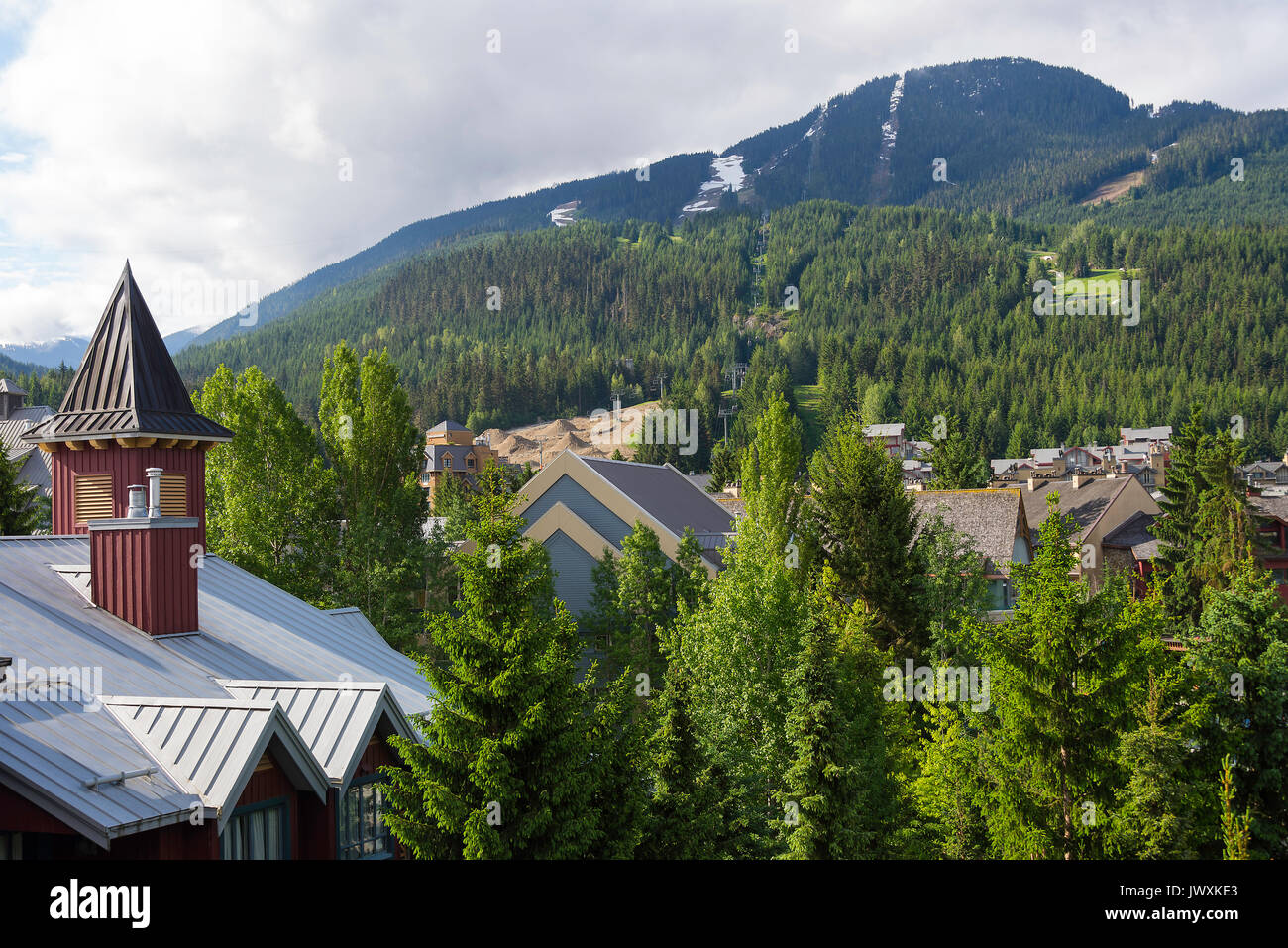 La belle vue sur forêt de pins avec Whistler Mountain du centre-ville de Whistler British Columbia Canada Banque D'Images
