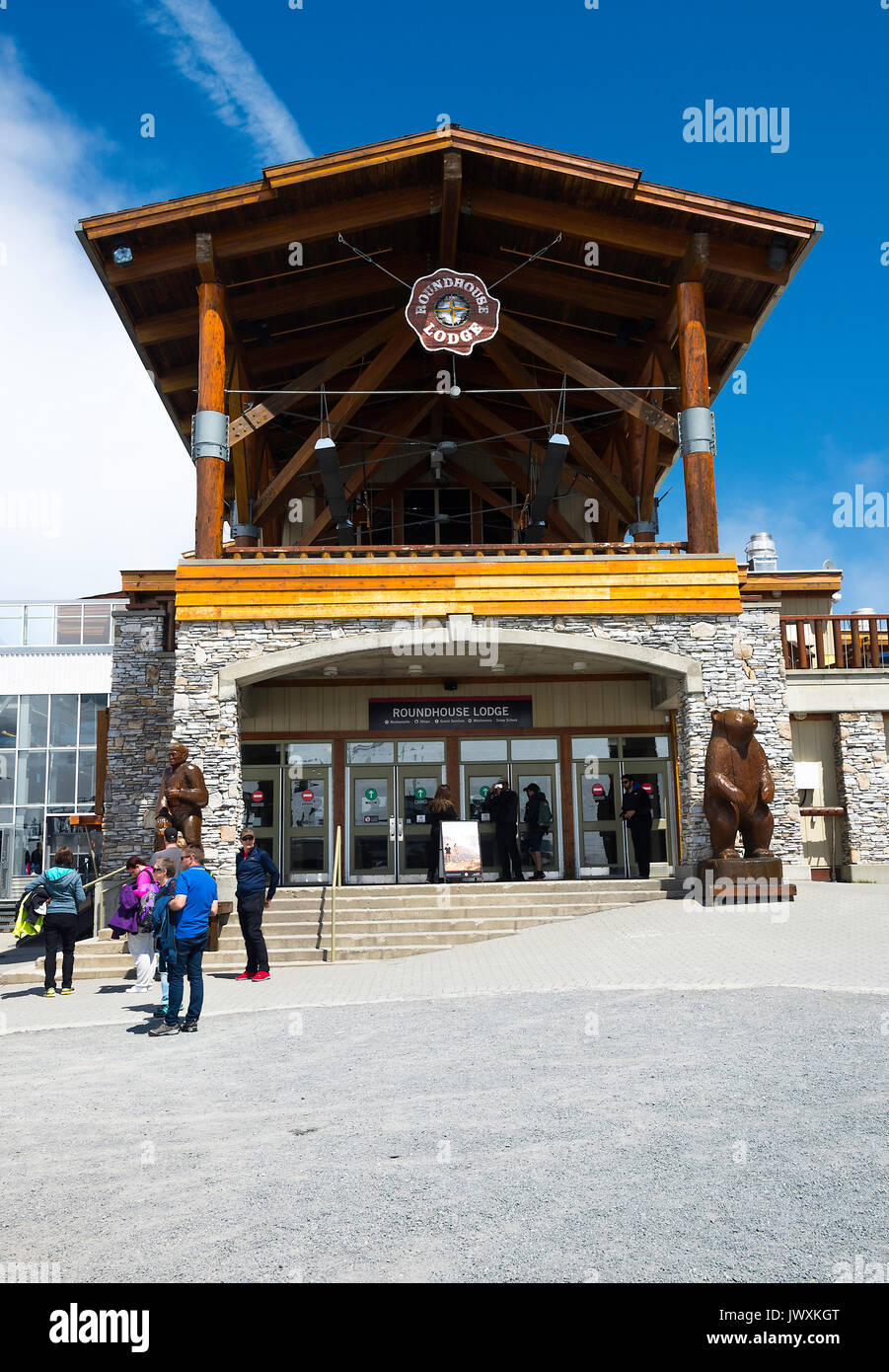 Le Roundhouse Lodge et terrasse avec terrasse d'observation à Whistler Mountain Ski Resort Whistler British Columbia Canada Banque D'Images
