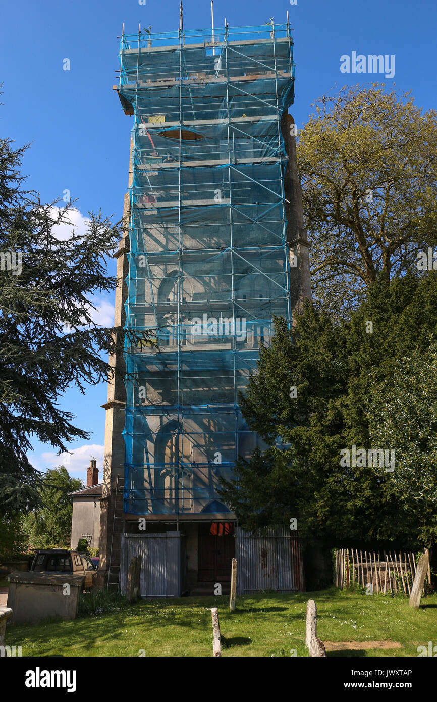 Les échafaudages couvre le clocher de l'église Sainte Marie de Berkeley, dans le Gloucestershire, entreprise coûteuse pour sécuriser les cloches et réparer la tour. Banque D'Images