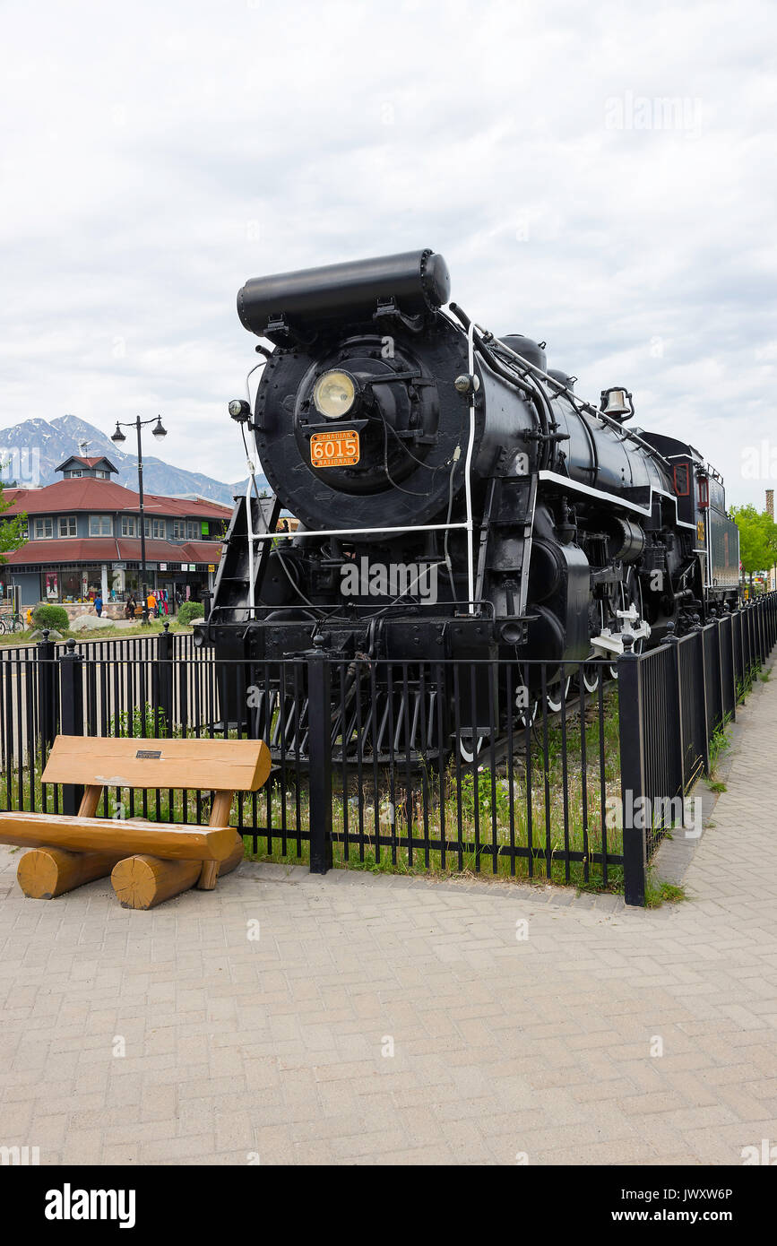 Locomotive à vapeur restauré le Canadien National 6015 sur l'affichage dans le centre-ville de Jasper Alberta Canada Banque D'Images