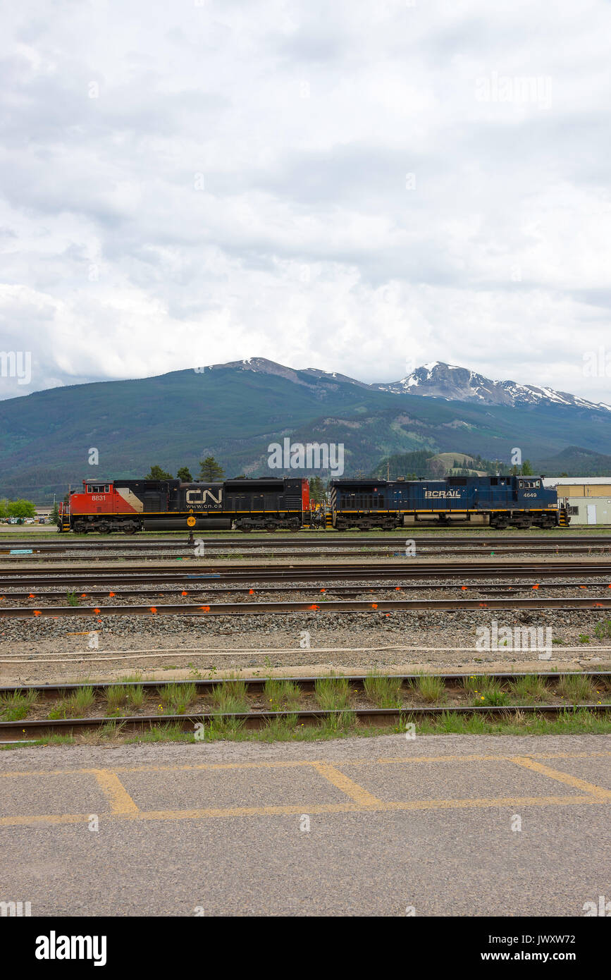 Un ressortissant canadien et du BC Rail locomotives diesel garées dans un évitement de la gare de Jasper Alberta Canada Banque D'Images