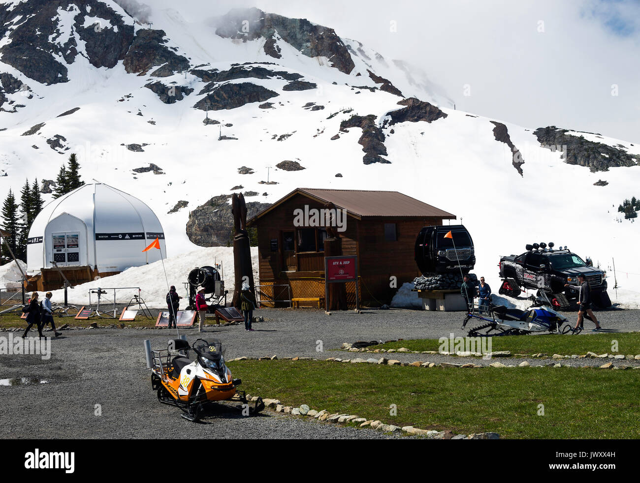 La base pour des excursions en Jeep et des promenades en Skimobile près du pont d'observation et d'une terrasse rotonde au mont de ski Whistler Whistler BC Canada Banque D'Images La base pour des excursions en Jeep et des promenades en Skimobile près du pont d'observation et d'une terrasse rotonde au mont de ski Whistler Whistler BC Canada Banque D'Images
