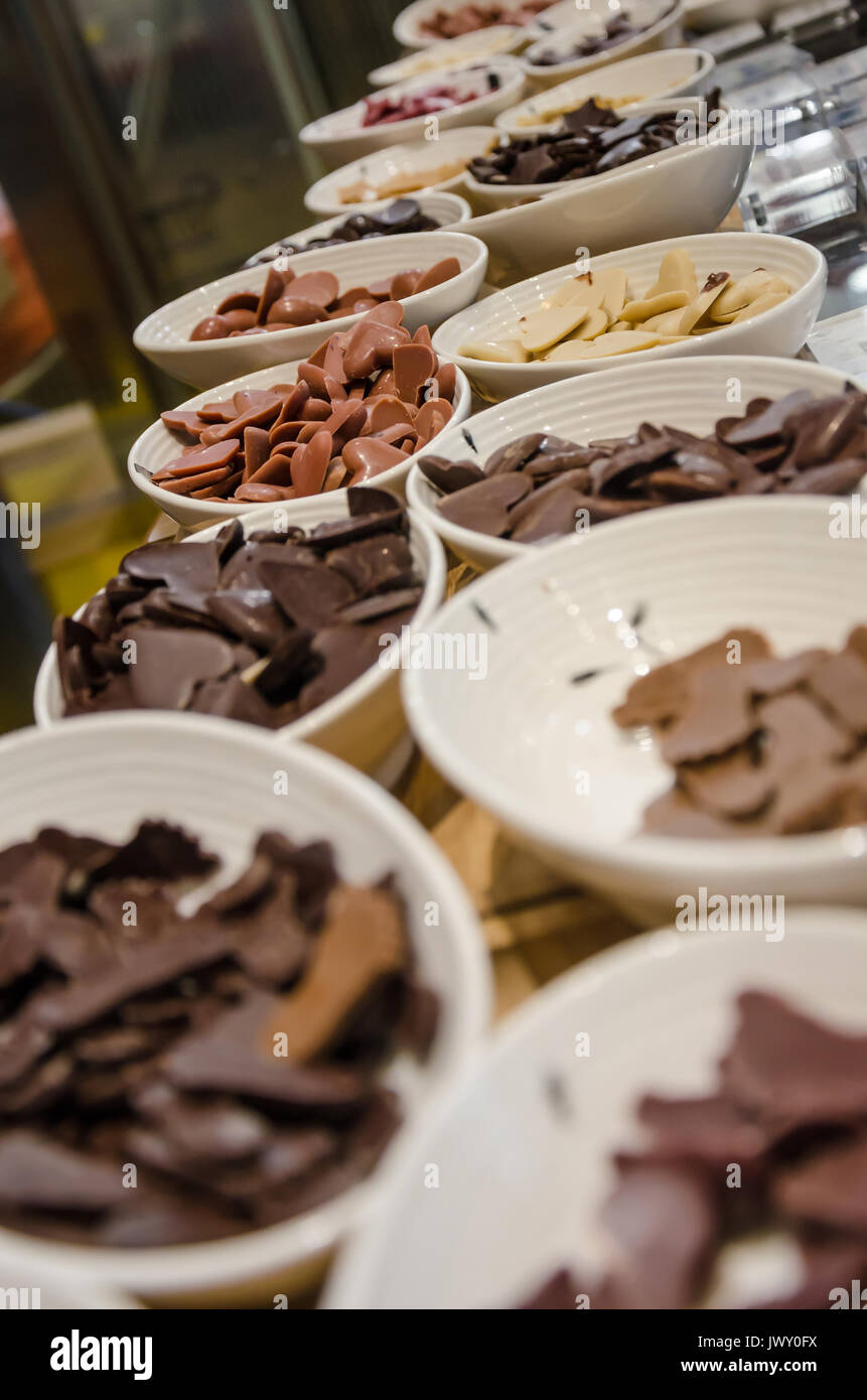 De chocolats plats mis nos pour dégustation dans la Chocolaterie Zotter à Shanghai, Chine. Banque D'Images