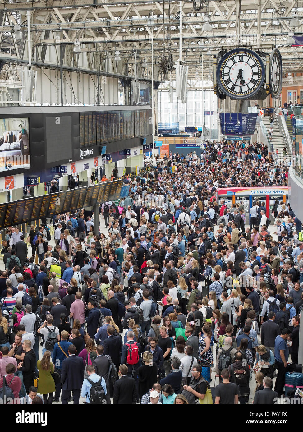 Une vue plongeante sur le grand hall bondé à la gare de Waterloo à Londres en raison de la fermeture de la plate-forme au cours de la mise à niveau en gare de 2017 Banque D'Images