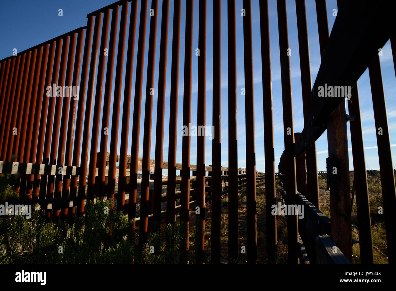 Le mur à la frontière États-Unis/Mexique divise le reste de l'enclos une fois utilisé par les éleveurs des deux côtés de transférer de l'élevage, de Sasabe, AZ. Banque D'Images