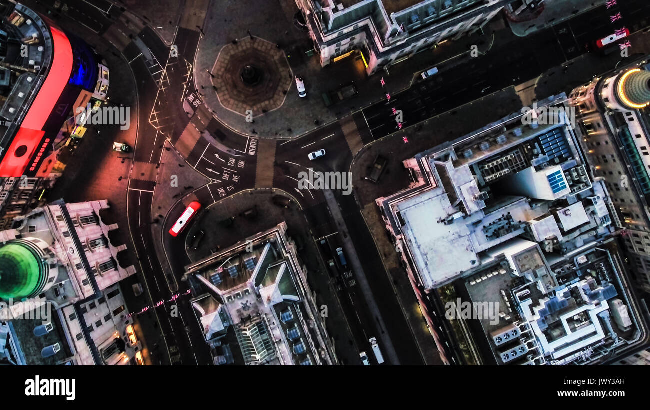 Londres, Royaume-Uni - 15 mars 2017 : Vue aérienne Photo d'Oiseau Volant au-dessus de Piccadilly Circus et des rues de la ville la nuit à Londres, Angleterre Banque D'Images