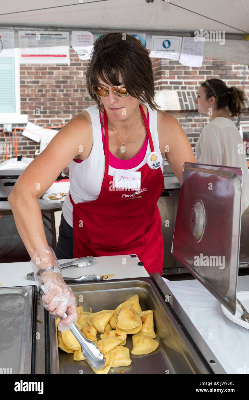 Detroit, Michigan - Jennifer Waligora des pierogis au Festival annuel Pierogi parrainé par doux Cœur de Marie de l'Église catholique. Mille Banque D'Images