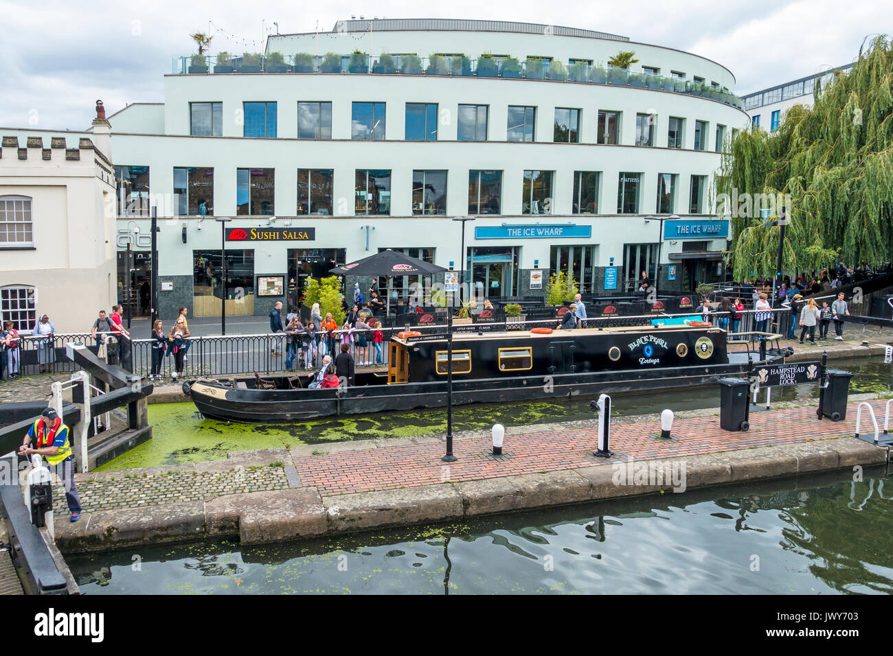 Wetherspoon,l'Ice Wharf Sushi,Salsa,RESTAURANT,Hampstead Road,Serrure,Camden Regents Canal,London,UK Banque D'Images