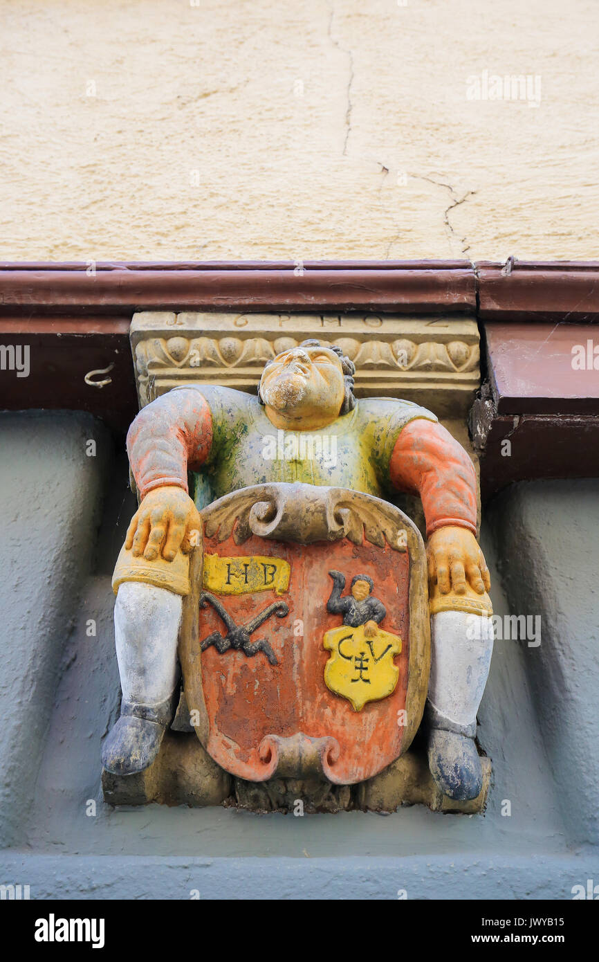 Sculpture et d'armoiries dans le centre historique de Tübingen, Baden Wurtemberg, Allemagne. Banque D'Images