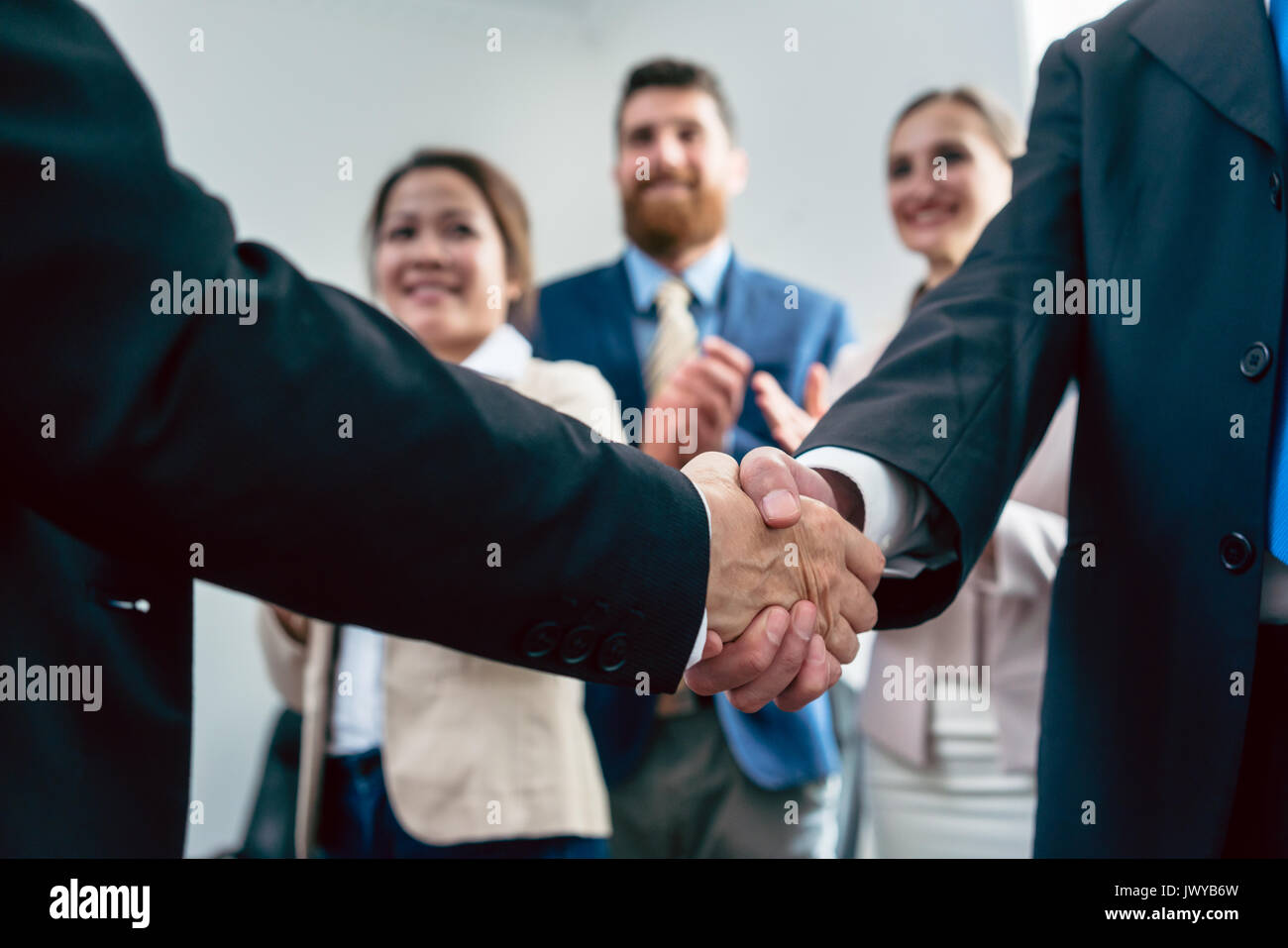 Close-up de la poignée de main des deux hommes d'affaires après un important accord Banque D'Images