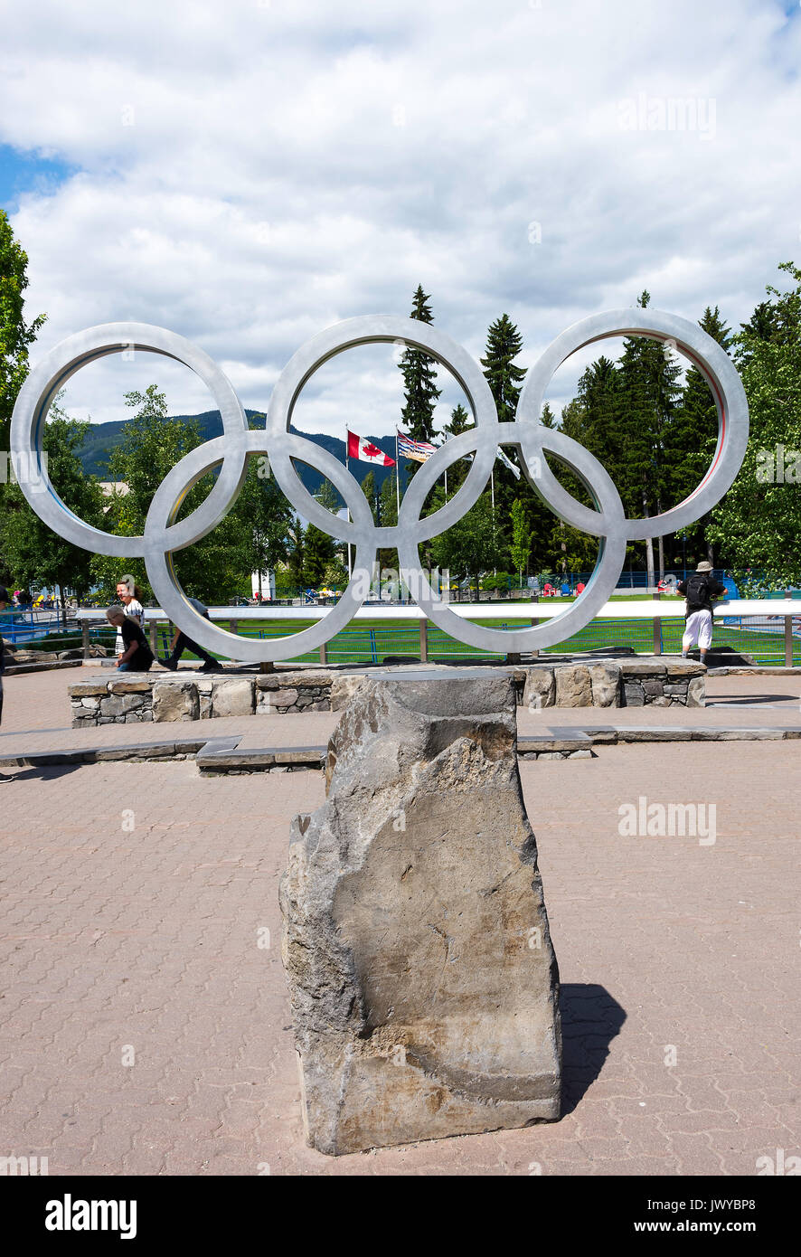 Le symbole des cinq anneaux olympiques pour les Jeux Olympiques d'hiver de 2010 dans la ville de Whistler British Columbia Canada Banque D'Images