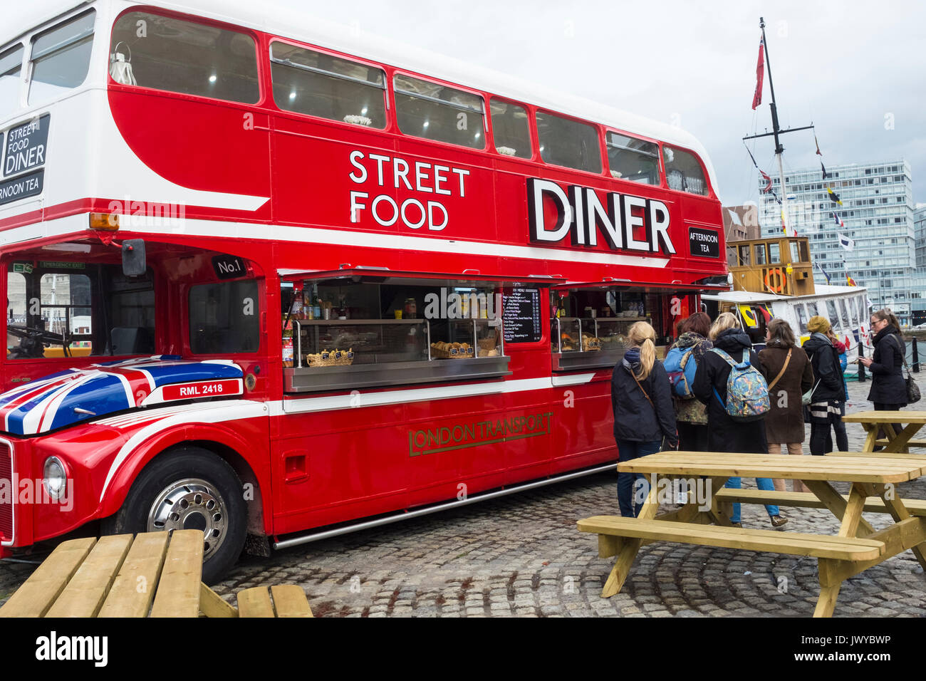 Bus à impériale à Liverpool utilisées comme nourriture manger Banque D'Images