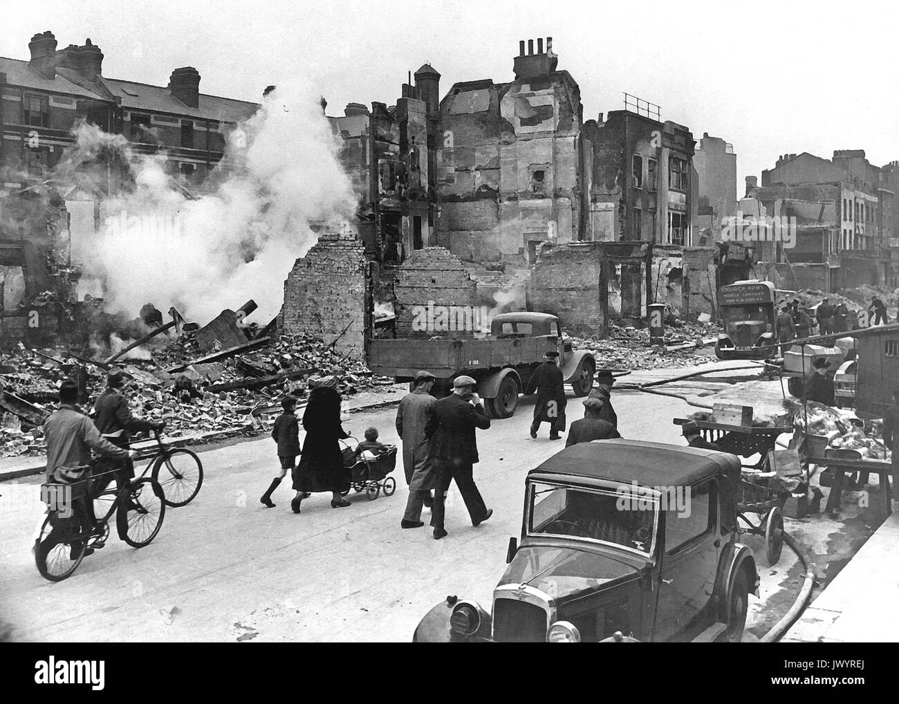 Une rue de Londres bombardée pendant le Blitz de la Seconde Guerre mondiale Banque D'Images