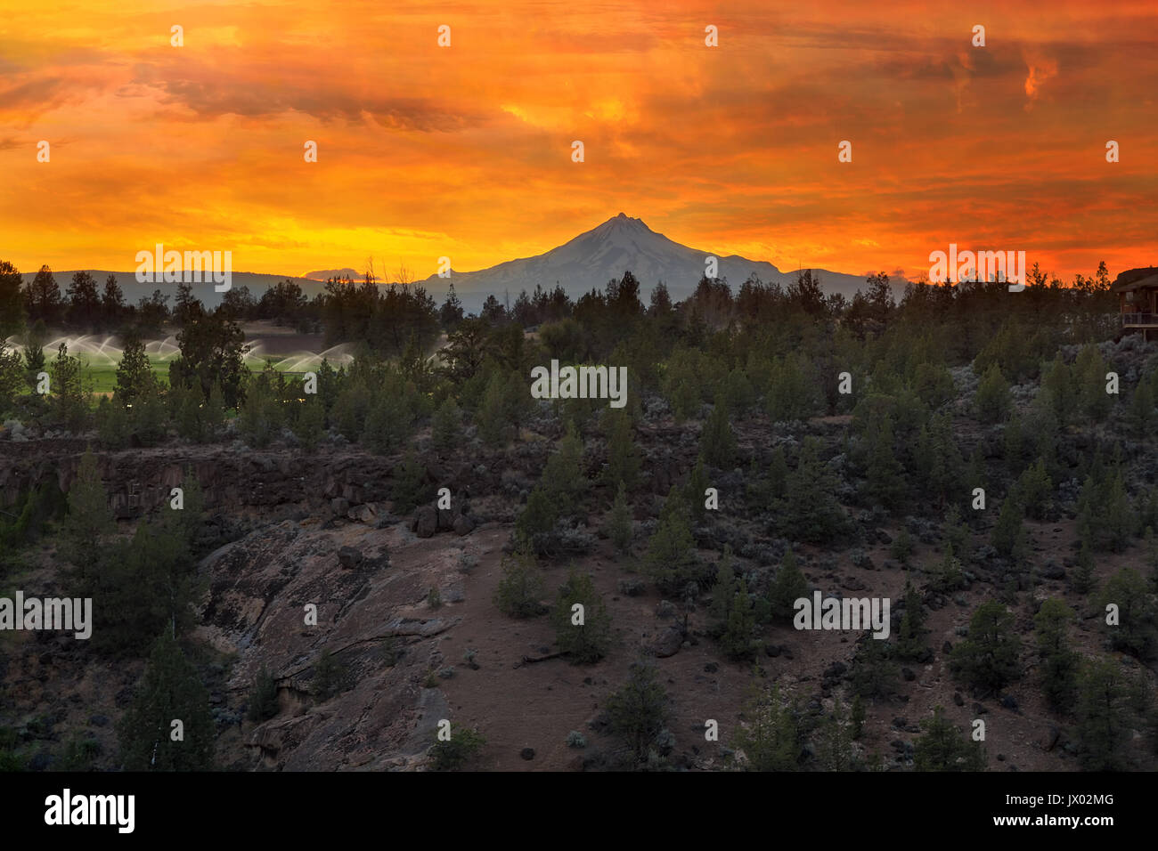 Trois Fingerd Jack Mountain de Smith Rock State Park dans le centre de l'Oregon au coucher du soleil Banque D'Images