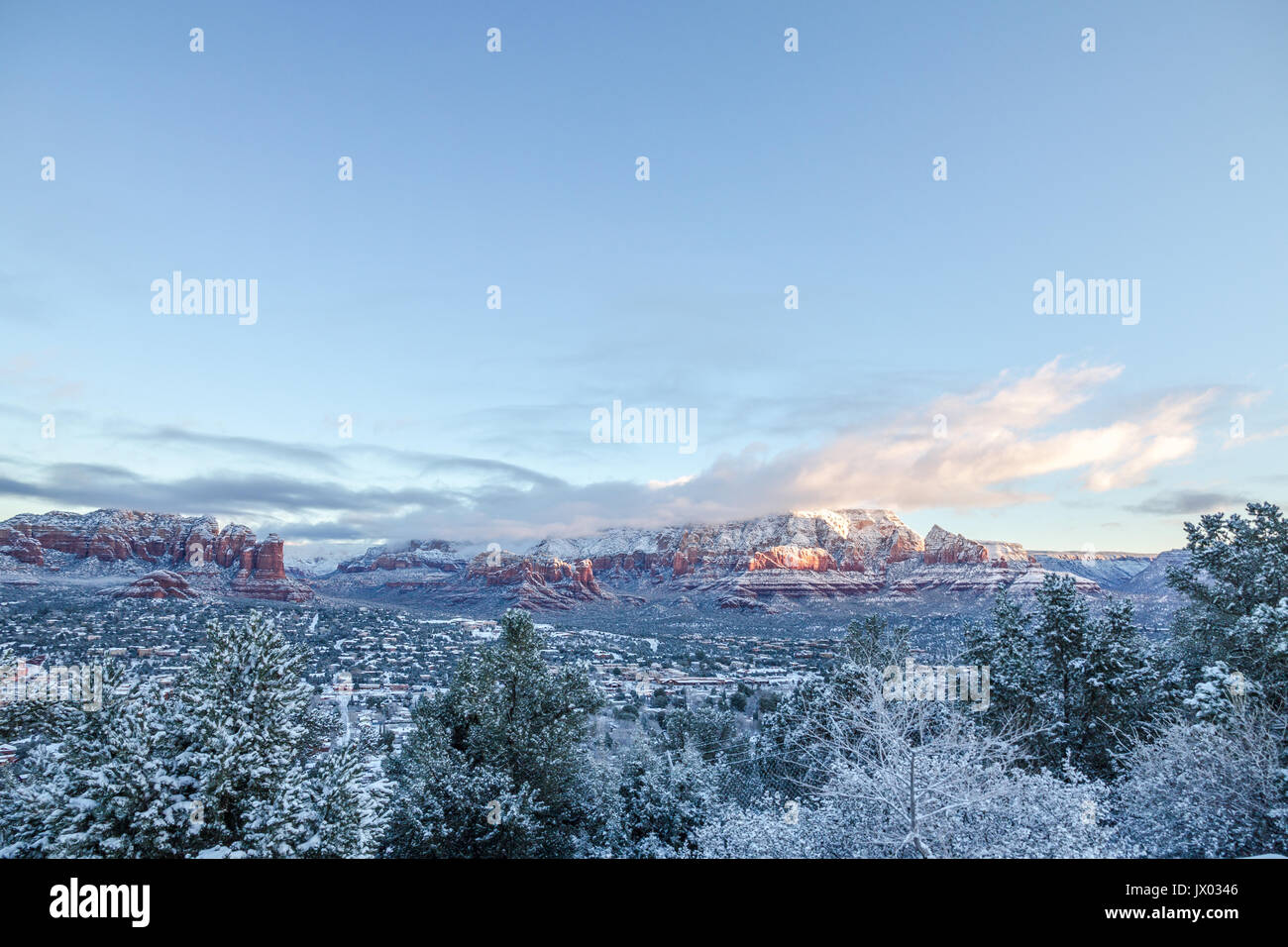 À nord sur Sedona après janvier neige en direction de Red Rock Secret Mountain Wilderness et l'aéroport de Thunder Mountain Mesa à l'aube. Banque D'Images