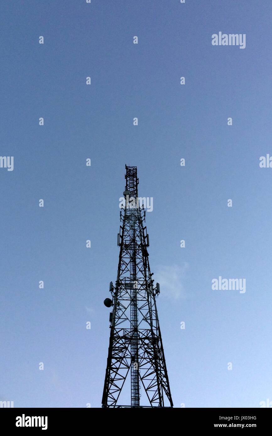 Les antennes cellulaires sont de puissants émetteurs fournissant des services cellulaires couvrant énorme rayon de portée. Banque D'Images