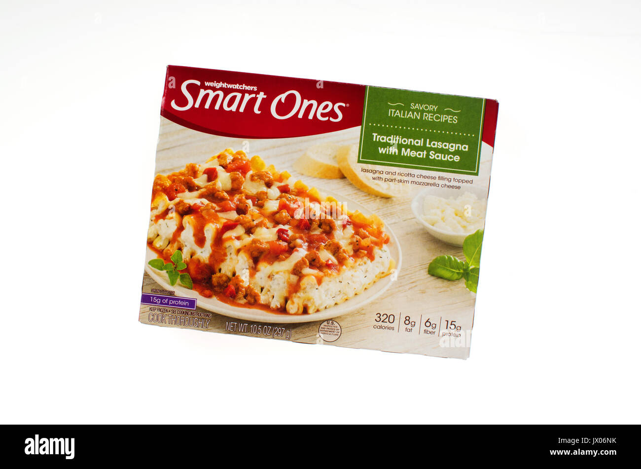 Non ouvert de Weight Watchers Smart Onesmd repas surgelés prêts à Salé Recettes italiennes lasagne traditionnelle sauce à la viande sur fond blanc, USA. Banque D'Images